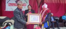 गाउँपालिका अध्यक्ष ज्यु द्वारा विदाई भएर जानुहुने  प्रमुख प्रशासकीय अधिकृत श्री छविलाल राई ज्युलाई सम्मान पत्र प्रदान गर्नुहुदै l