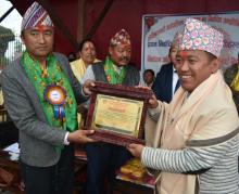 केपिलासगढी गाउँपालिकाका नब निर्वाचित अध्यक्ष ज्यूबाट कदर-पत्र ग्रहण गर्नुहुदै निर्वाचन अधिकृत श्री राज कुमार राई ज्यू